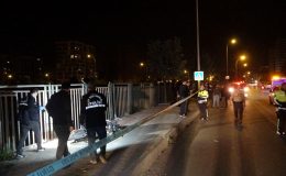 Adana’da feci kaza | Kontrolden çıkan motosiklet kaldırıma çarpıp sürüklendi: 2 ölü