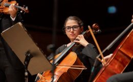 İtalya’da klasik müzik konserlerinde türkü söyleyen kız