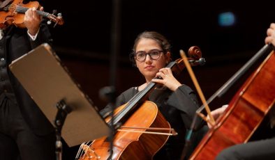 İtalya’da klasik müzik konserlerinde türkü söyleyen kız