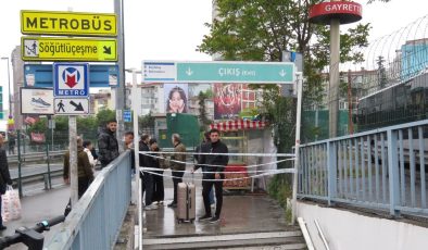 İstanbul’da toplu taşımaya kısıtlama getirildi | İşe gitmek isteyenler kapalı metrobüslerle karşılaştı