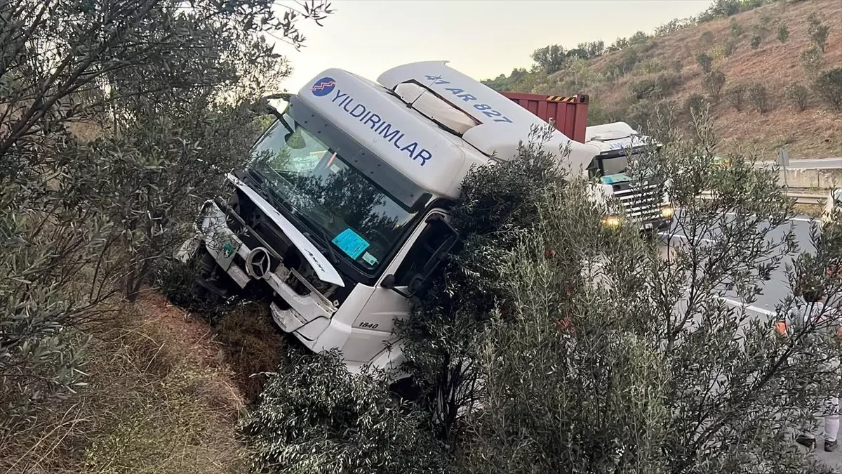 Dilovası’nda TIR Kazası: Sürücü Yaralı