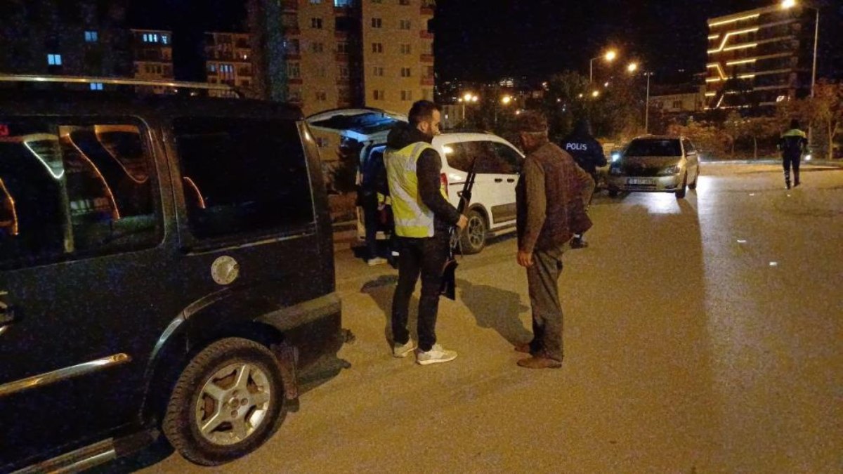 Çorum’da polislerin durdurduğu araçta tüfek ele geçirildi