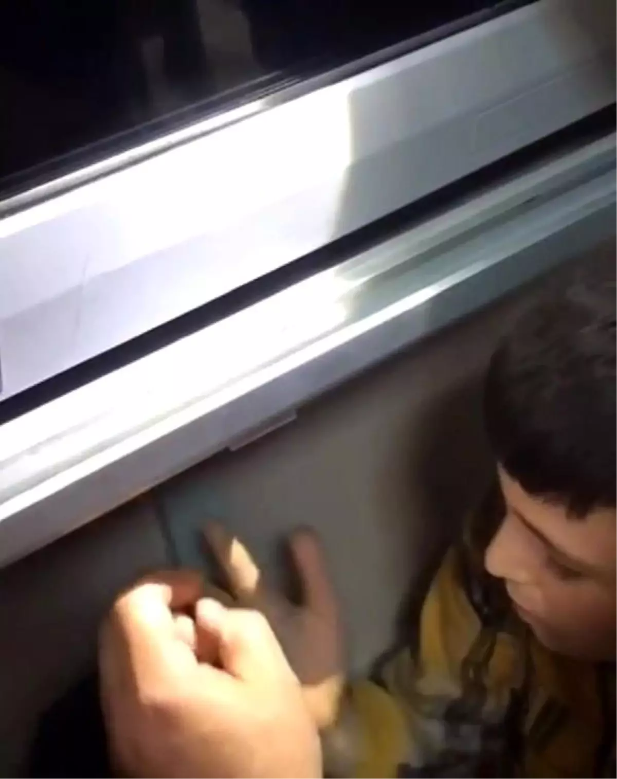 Akıllı Tahtaya Sıkışan Öğrenciyi İtfaiye Kurtardı