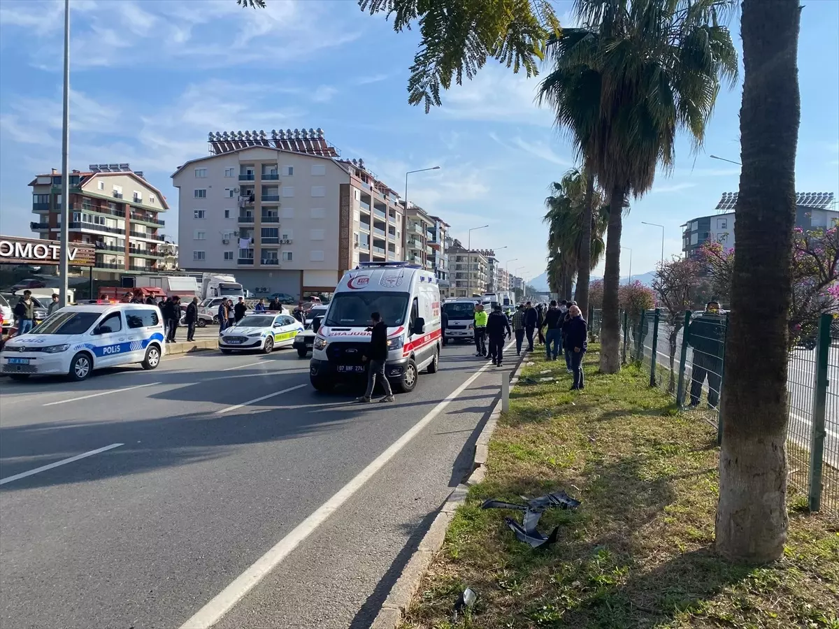 Antalya’da Motosiklet Kazası: 17 Yaşındaki Sürücü Hayatını Kaybetti