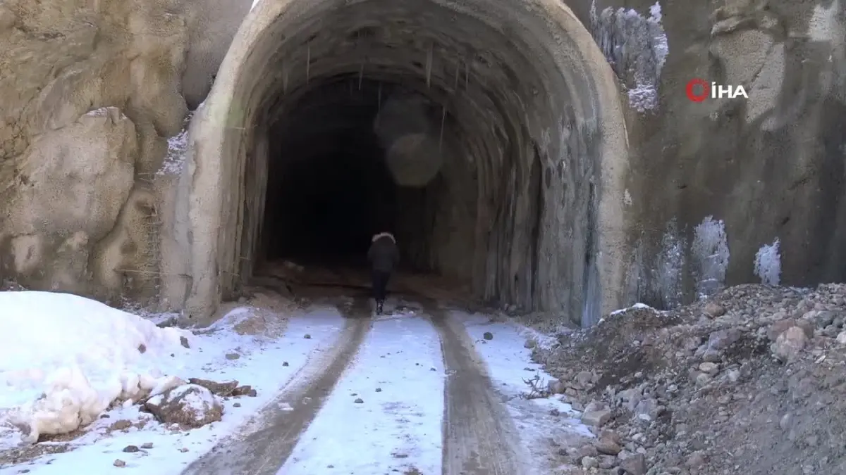 Yusufeli’nde ‘Korku Tüneli’ Buzlarla Kaplandı