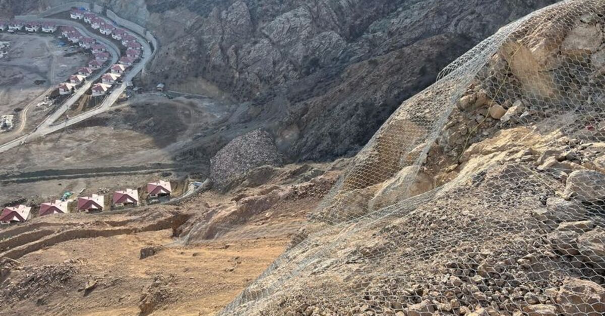 Artvin’de köyü tehdit eden kayalara tel örgülü önlem