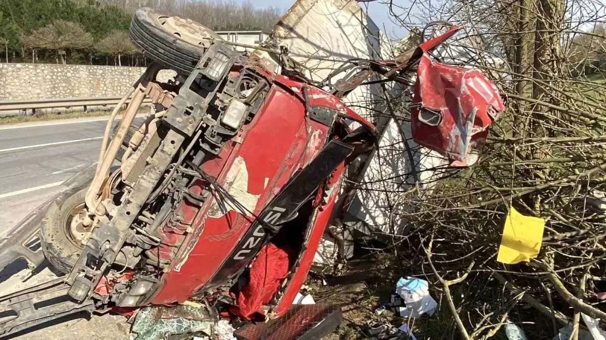 Kocaeli’de Kamyonet Devrildi, İki Yaralı