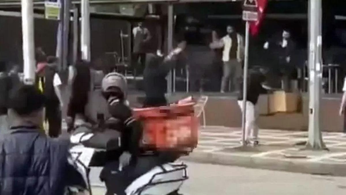 Özel’in, boykot listesine eklediği kahve zincirine göstericilerden saldırı! Arbede çıktı, sandalyeler havada uçuştu