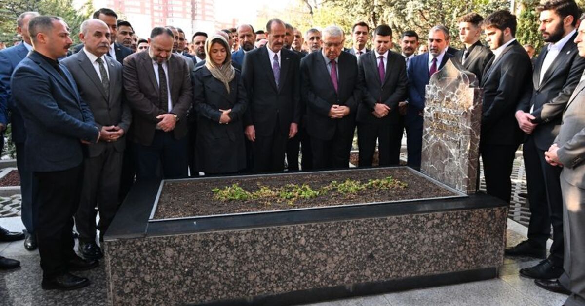 Alparslan Türkeş, mezarı başında anıldı