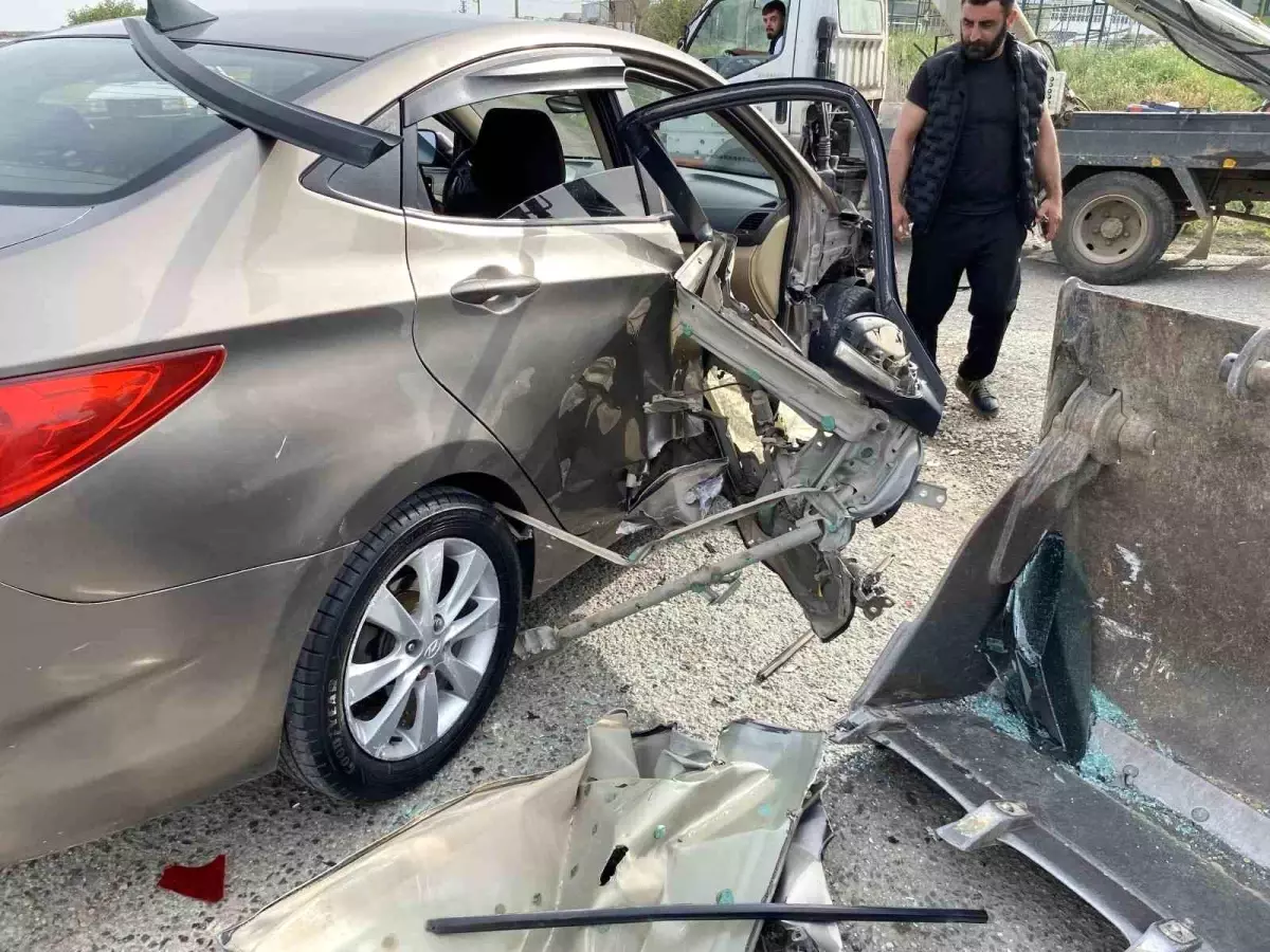 Ayvalık’ta İş Makinesi ile Otomobil Çarpıştı: Hamile Kadın ve Çocuğu Yaralandı
