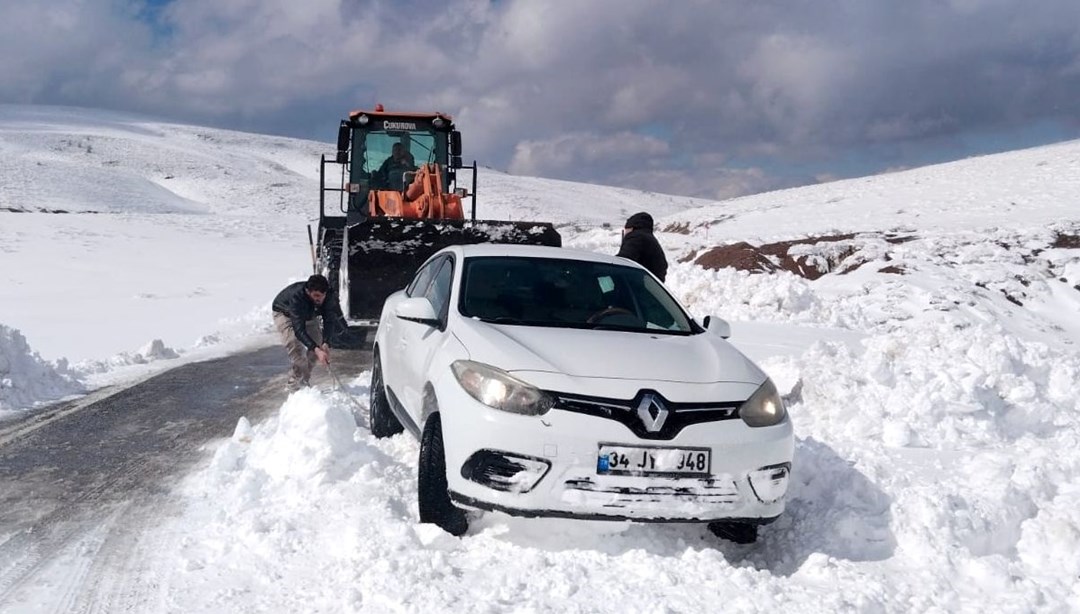 Muş’ta kar yolları kesti: Mahsur kalan 60 kişi kurtarıldı