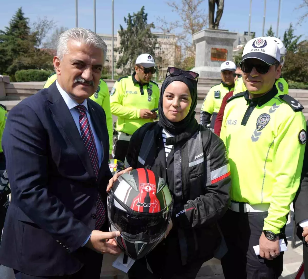 Kırıkkale’de Trafik Güvenliği Etkinliği: Motosiklet Sürücüleri İçin Kask Dağıtıldı